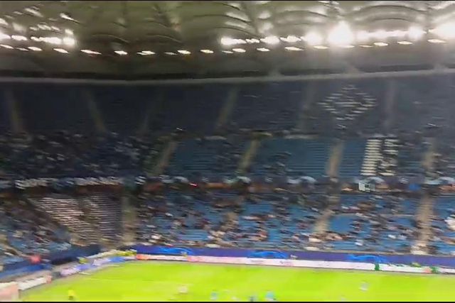 Adeptos do FC Porto animam-se com a entrada da equipa para o aquecimento