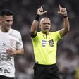 Árbitros e VAR que não viram penálti clamoroso suspensos pela CBF (vídeo)