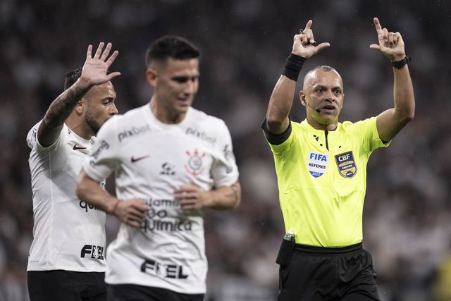 Árbitros e VAR que não viram penálti clamoroso suspensos pela CBF (vídeo)