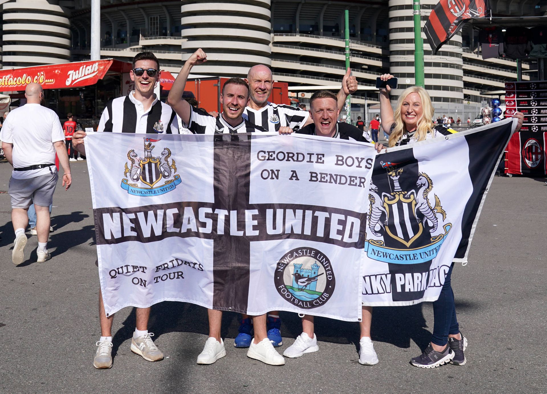 Adepto do Newcastle esfaqueado antes do jogo com o AC Milan - Liga