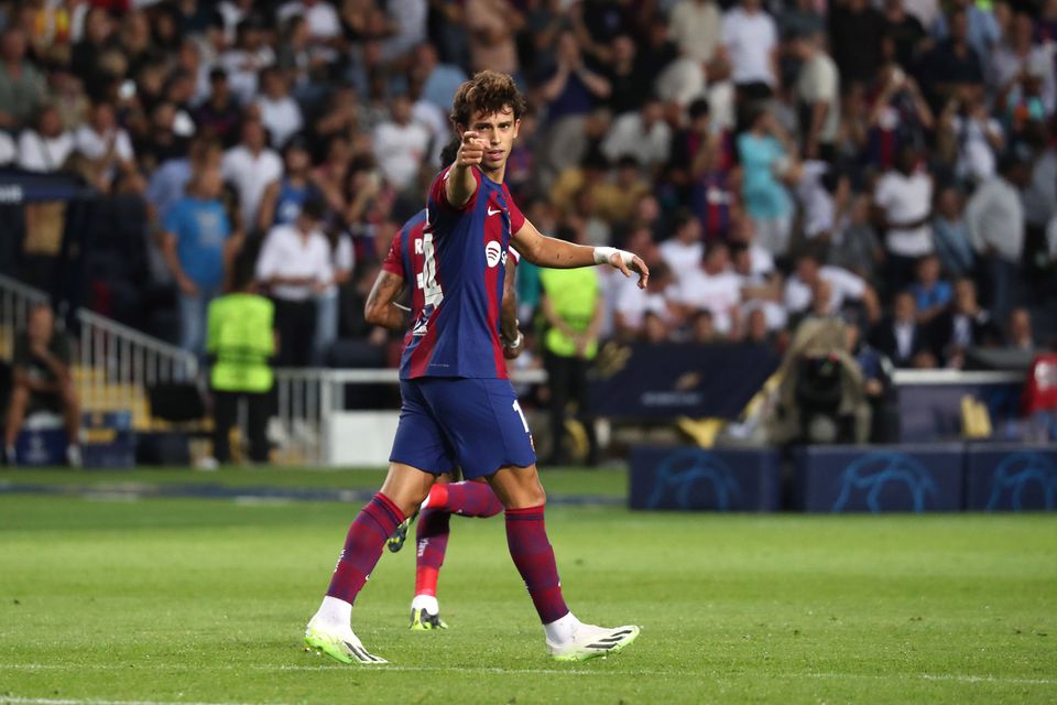 Agora de cabeça: João Félix bisa pelo Barcelona (vídeo)