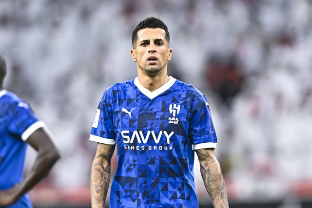 Vídeo: Cancelo vestido 'a rigor' no balneário do Al Hilal