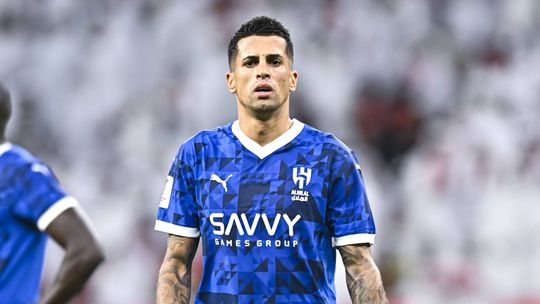 Vídeo: Cancelo vestido 'a rigor' no balneário do Al Hilal