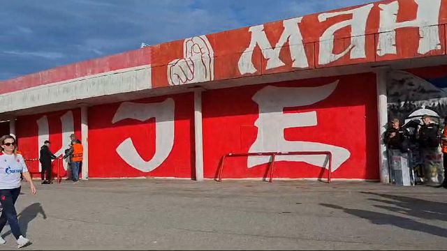 O ambiente junto ao 'Marakana' antes do E. Vermelha-Benfica