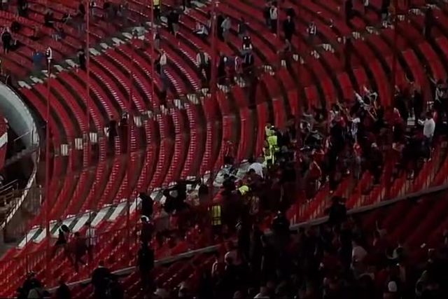 Jogadores e adeptos do Benfica em comunhão após o final do jogo