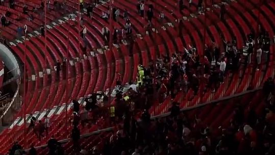 Jogadores e adeptos do Benfica em comunhão após o final do jogo