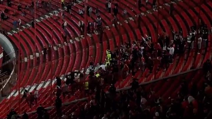 Jogadores e adeptos do Benfica em comunhão após o final do jogo