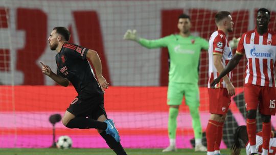 VÍDEO: Kokçu marca golaço de livre e aumenta vantagem para o Benfica