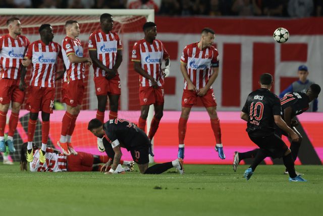 VÍDEO: Kokçu marca golaço de livre e aumenta vantagem para o Benfica