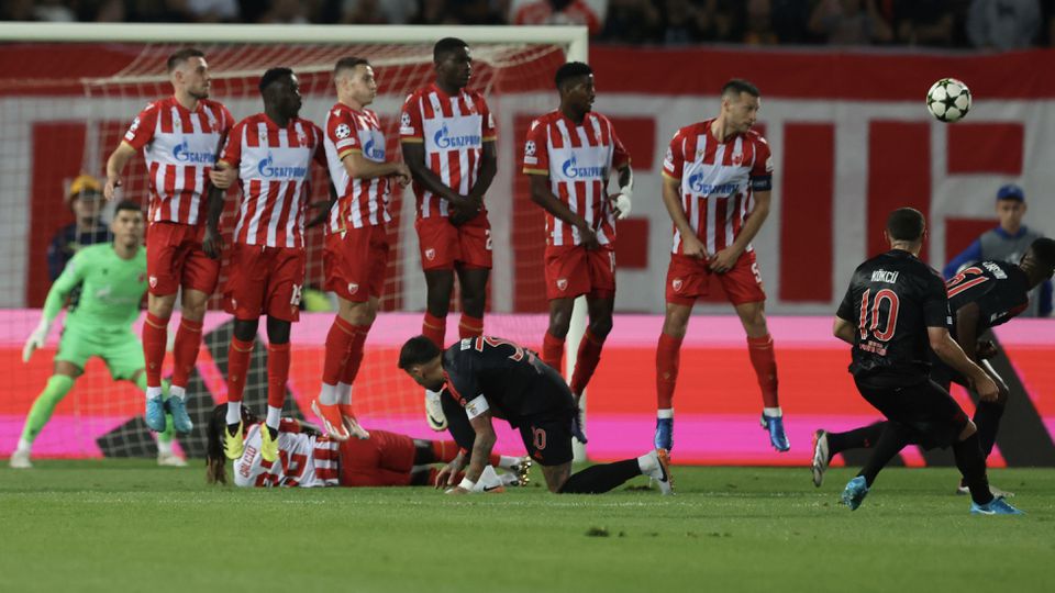 VÍDEO: Kokçu marca golaço de livre e aumenta vantagem para o Benfica