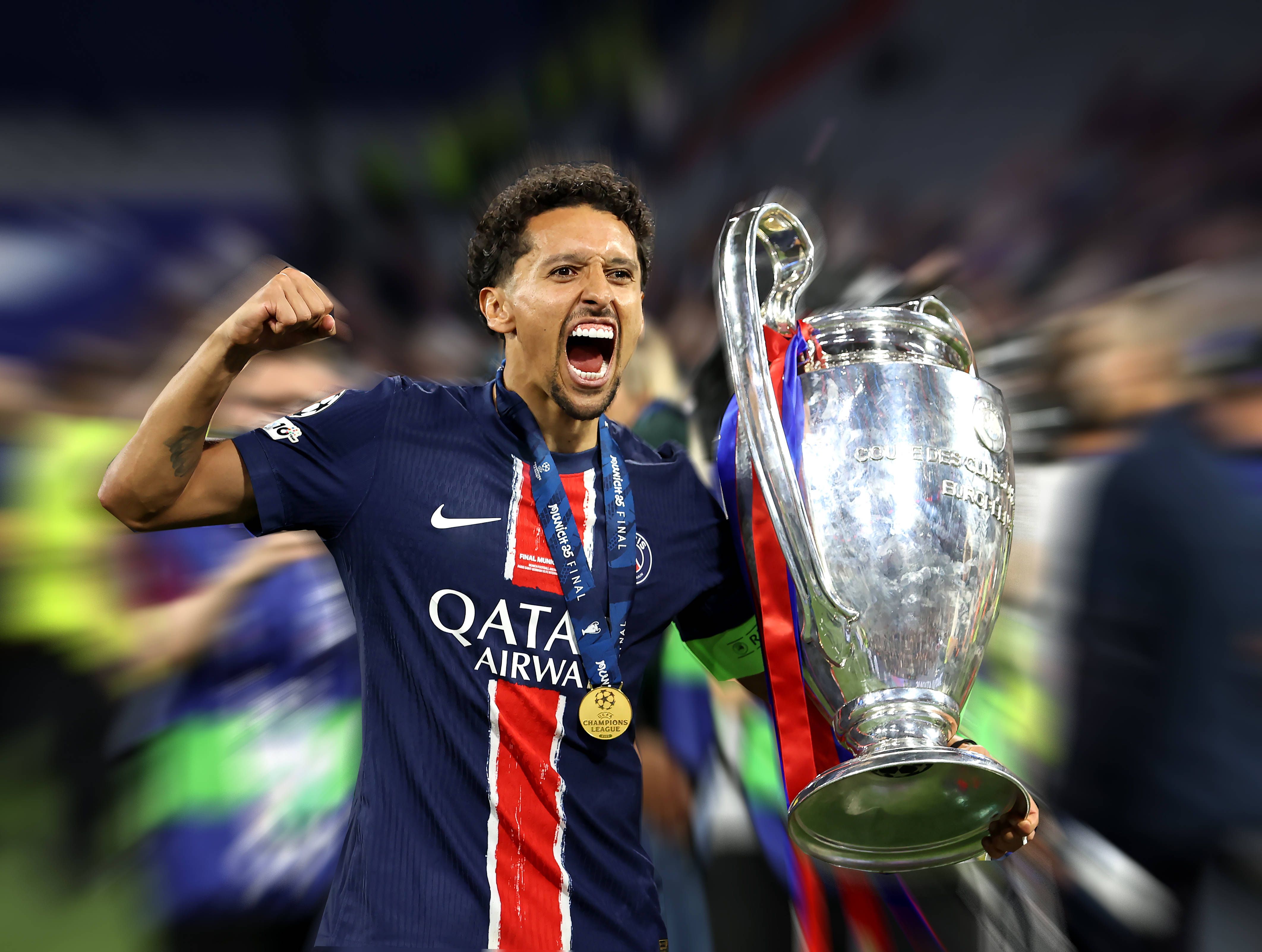 Marquinhos ergue o troféu da Champions após a vitória do PSG sobre o Inter