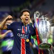 Marquinhos ergue o troféu da Champions após a vitória do PSG sobre o Inter