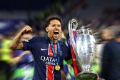 Marquinhos ergue o troféu da Champions após a vitória do PSG sobre o Inter