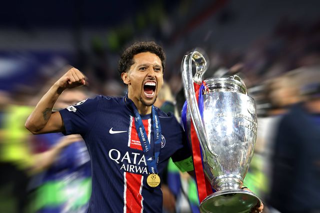 Marquinhos ergue o troféu da Champions após a vitória do PSG sobre o Inter