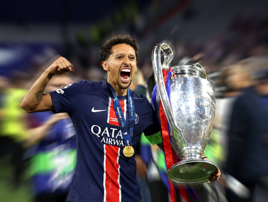 Marquinhos ergue o troféu da Champions após a vitória do PSG sobre o Inter
