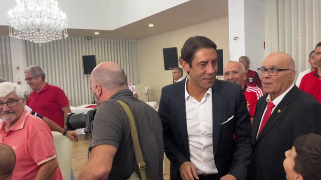 Benfica: Rui Costa recebido com aplausos em jantar em Paredes