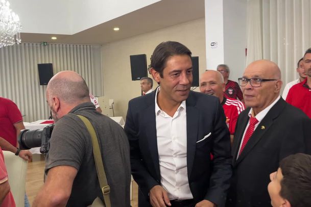 Benfica: Rui Costa recebido com aplausos em jantar em Paredes