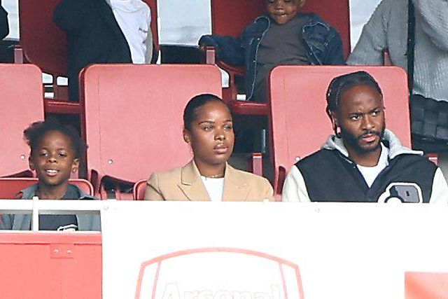 Sterling na bancada ainda durante o empréstimo no Arsenal