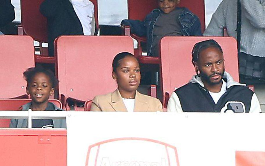 Sterling na bancada ainda durante o empréstimo no Arsenal