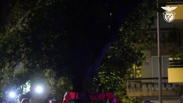 Benfica mostra imagens da chegada da equipa a Gaia