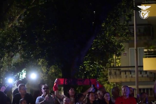 Benfica mostra imagens da chegada da equipa a Gaia