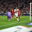 Demirovic festeja o 1-0 diante do St. Pauli