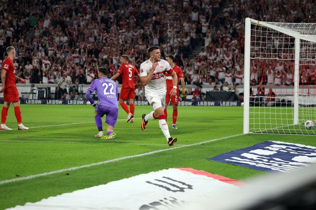 Demirovic festeja o 1-0 diante do St. Pauli