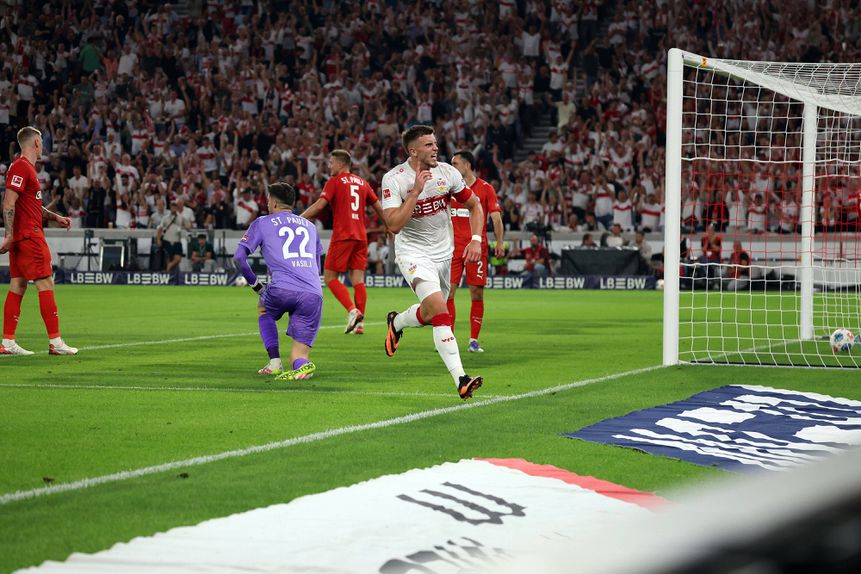 Demirovic festeja o 1-0 diante do St. Pauli