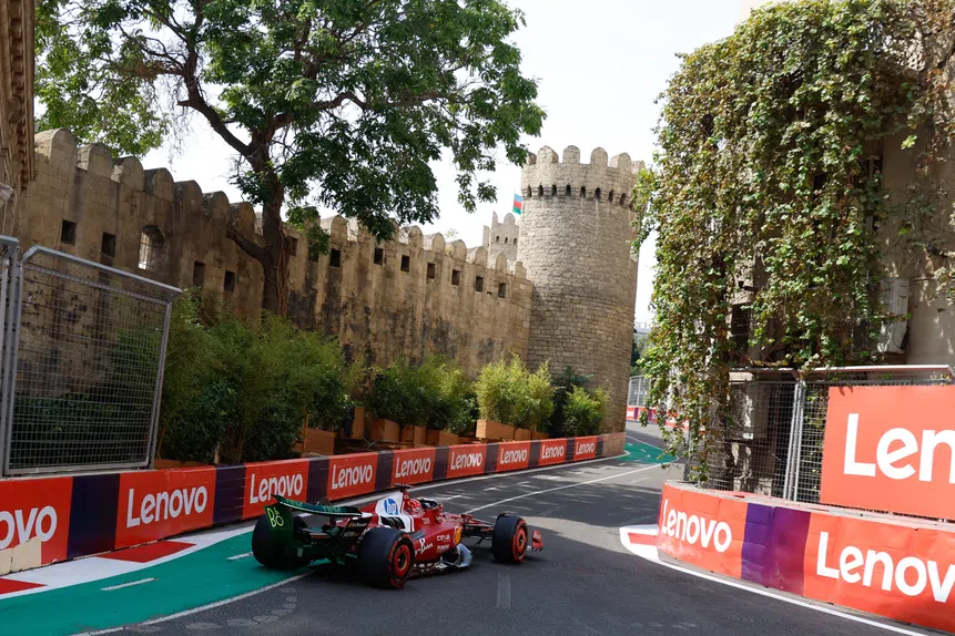 Ferrari reina em Baku! Hamilton apanhado