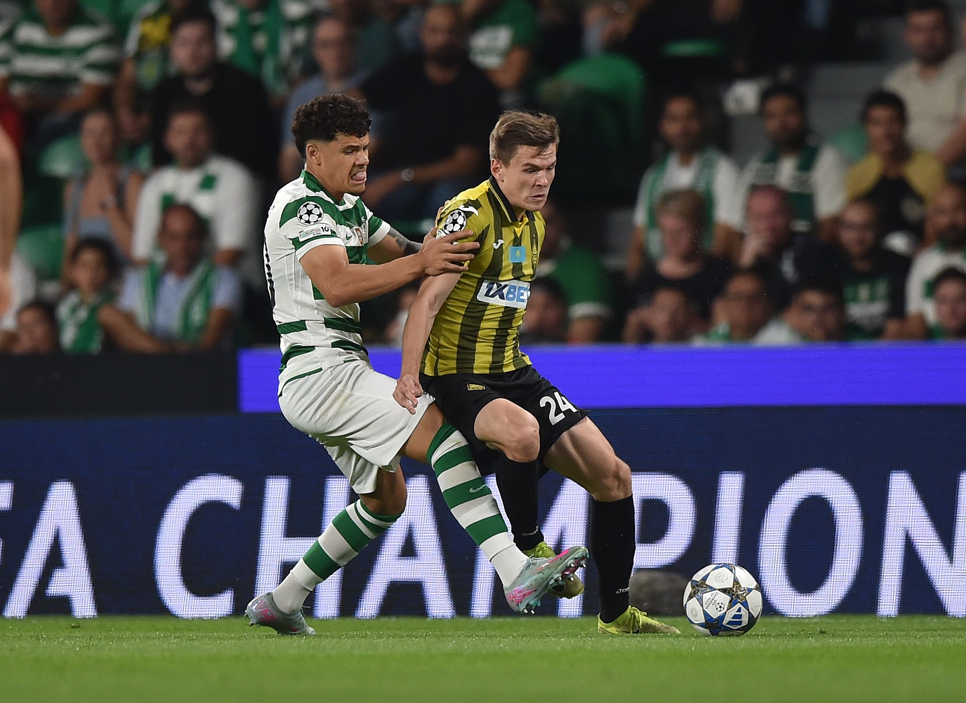 Maxi Araújo discute la pelota en la reunión con Kairat
