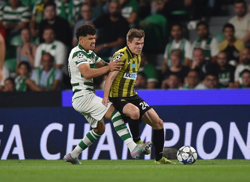 Maxi Araújo discute bola no encontro com o Kairat