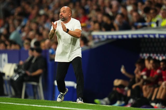 Manolo González, treinador do Espanhol, a dar indicações