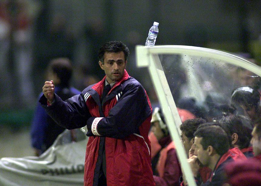 José Mourinho no Boavista-Benfica que marcou a estreia como treinador principal - Foto: A BOLA