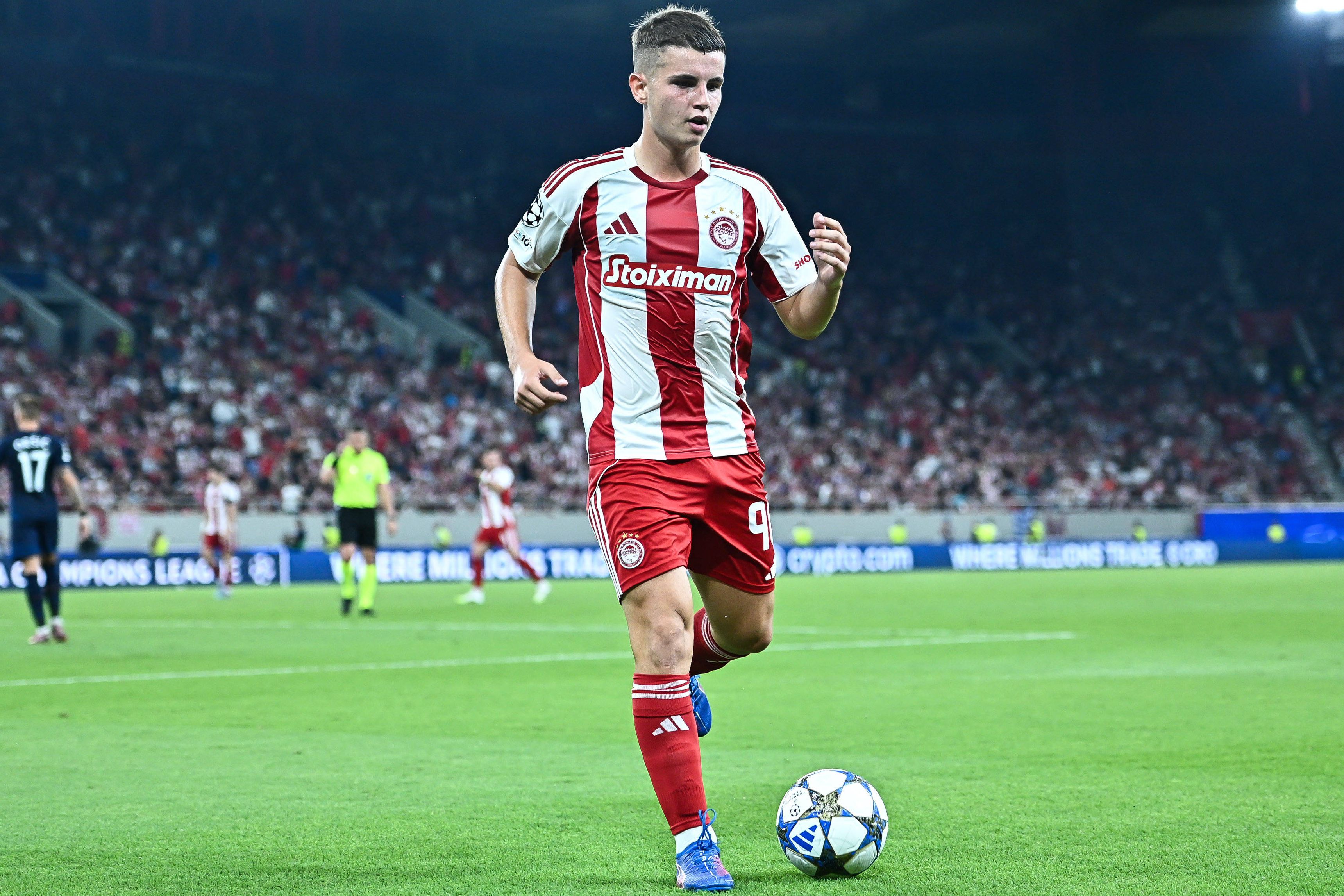 Christos Mouzakitis em ação na Liga dos Campeões, diante do Pafos