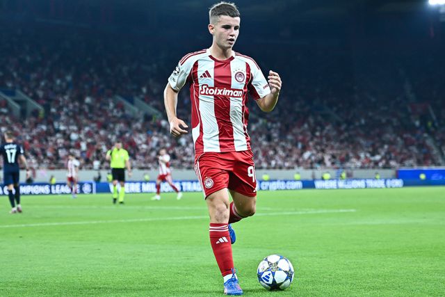 Christos Mouzakitis em ação na Liga dos Campeões, diante do Pafos