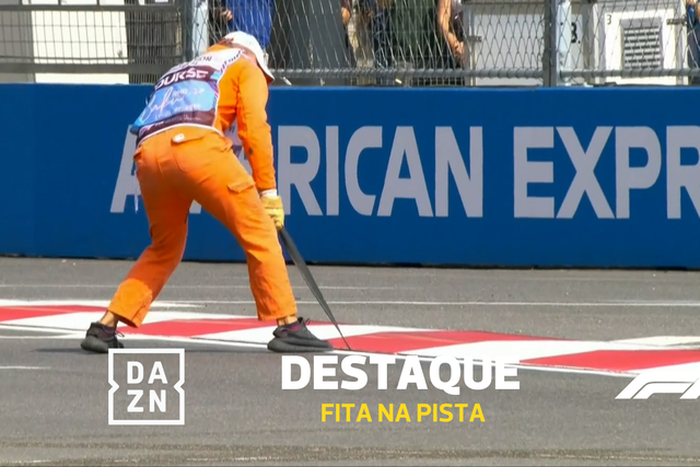 Estava difícil arrancar a fita da pista...