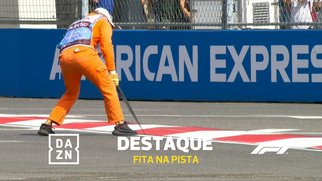 Estava difícil arrancar a fita da pista...