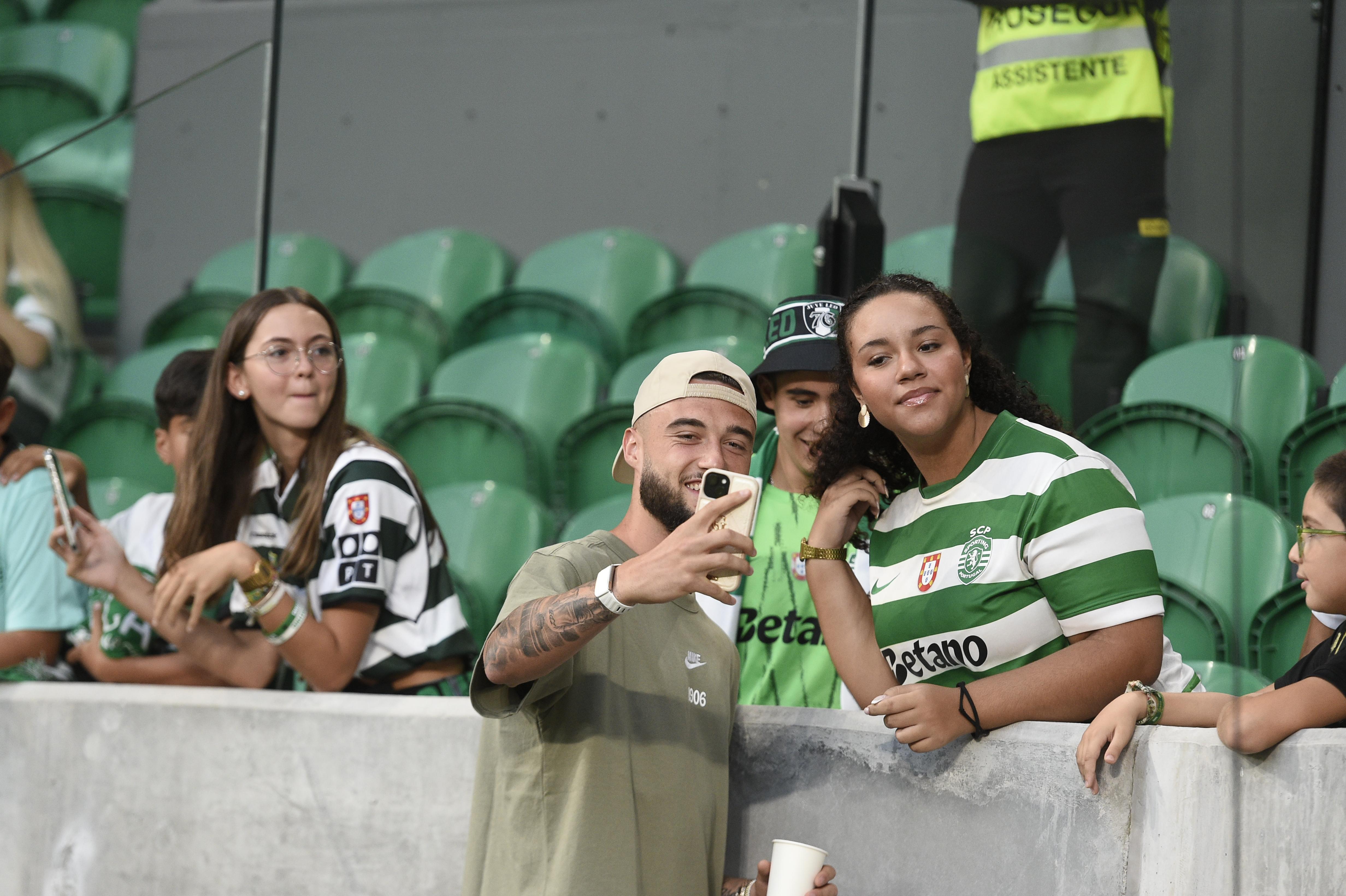 Debast a tirar fotos com adeptos no Sporting-Arouca - Foto: Sérgio Miguel Santos