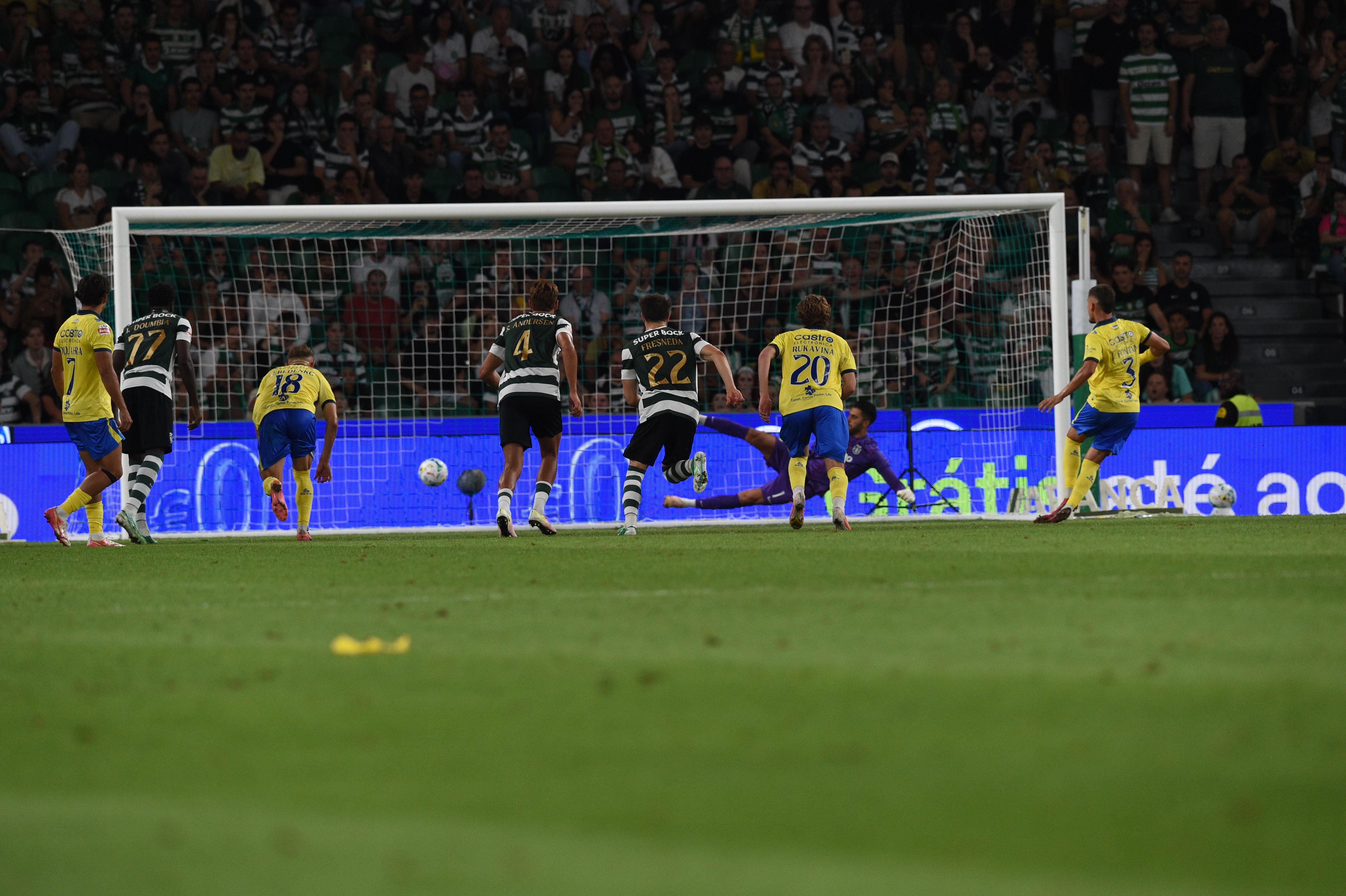 José Fontán reduziu de penálti no Sporting-Arouca - Foto: Sérgio Miguel Santos