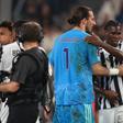 Grabara e Owusu no jogo da Juventus contra o NEC. Foto IMAGO