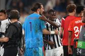 Grabara e Owusu no jogo da Juventus contra o NEC. Foto IMAGO