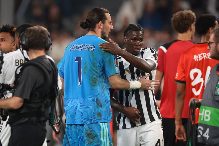 Grabara e Owusu no jogo da Juventus contra o NEC. Foto IMAGO