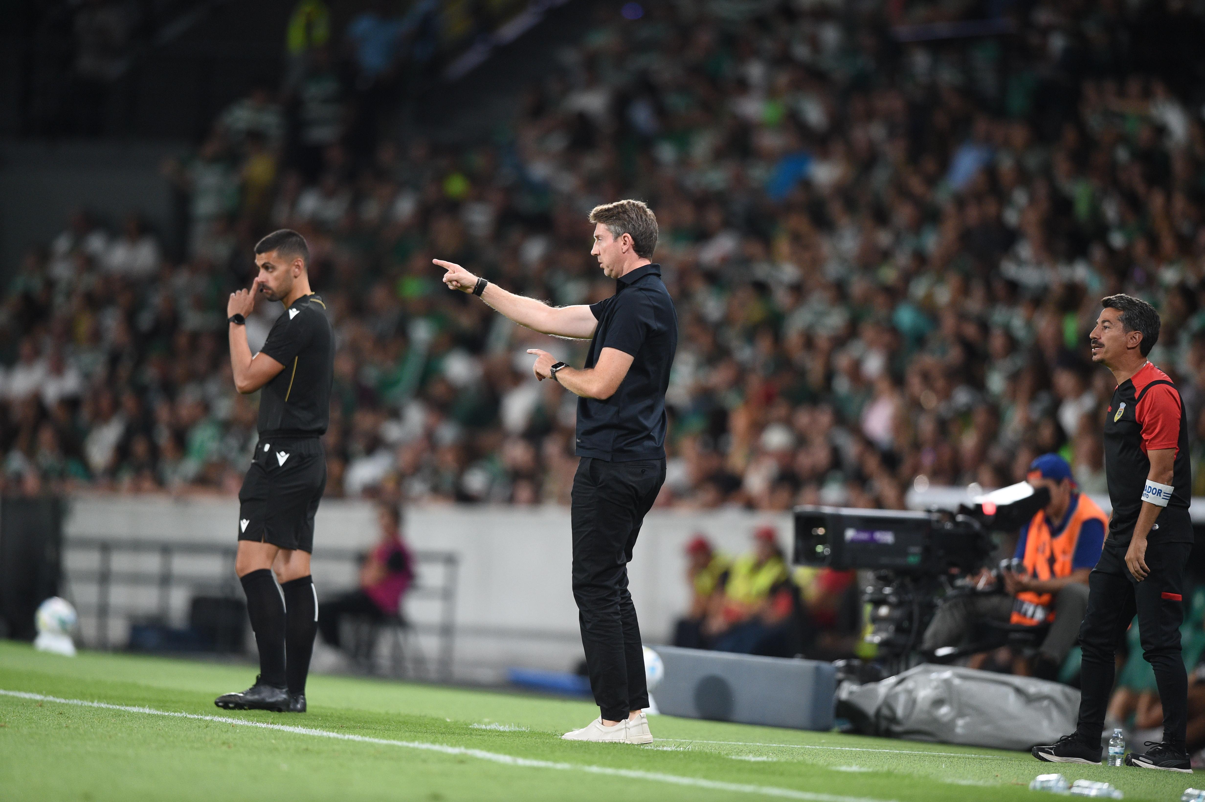 Vasco Seabra a dar indicações no Sporting-Arouca - Foto: Sérgio Miguel Santos