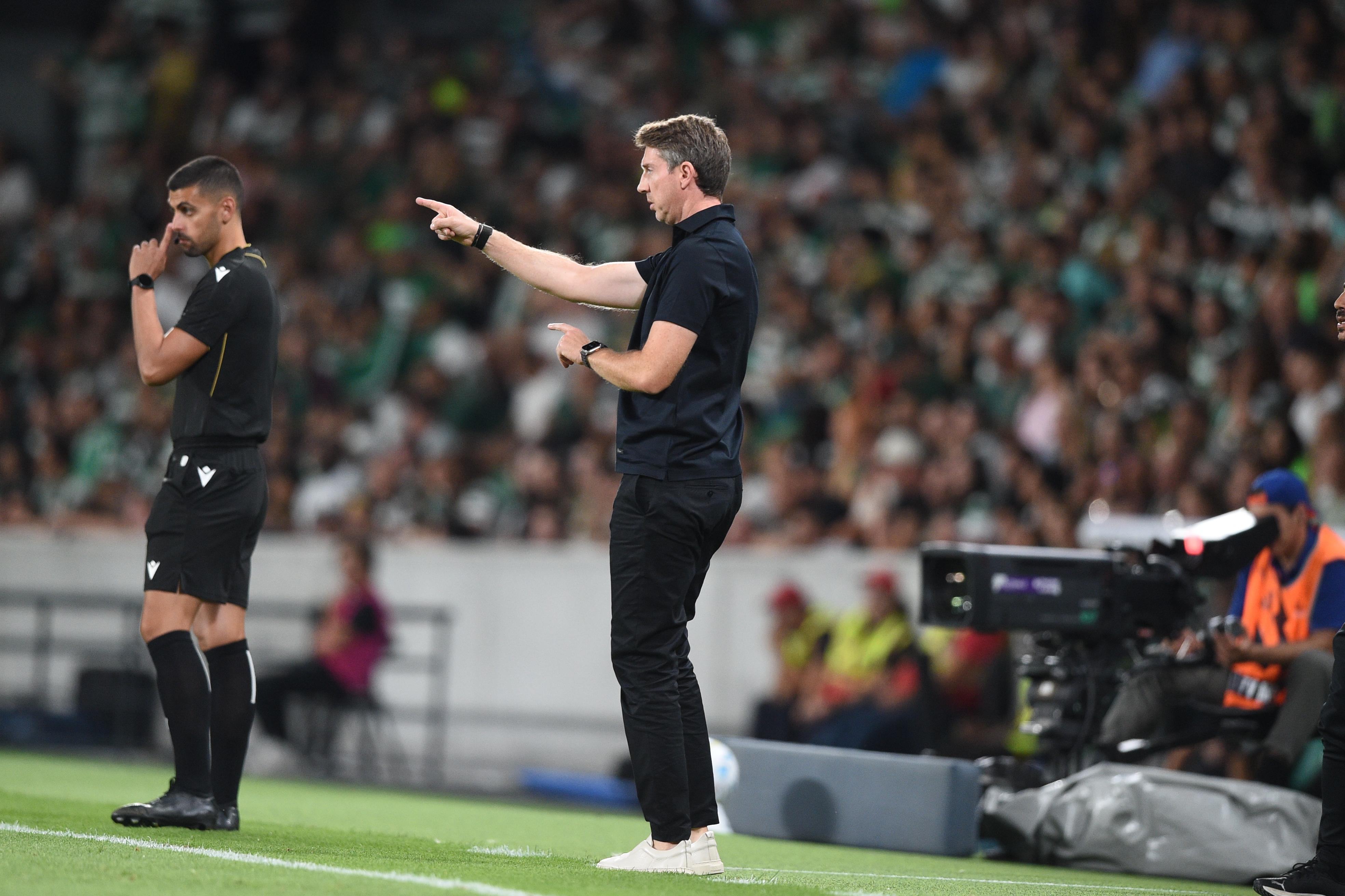 Vasco Seabra a dar indicações no Sporting-Arouca - Foto: Sérgio Miguel Santos