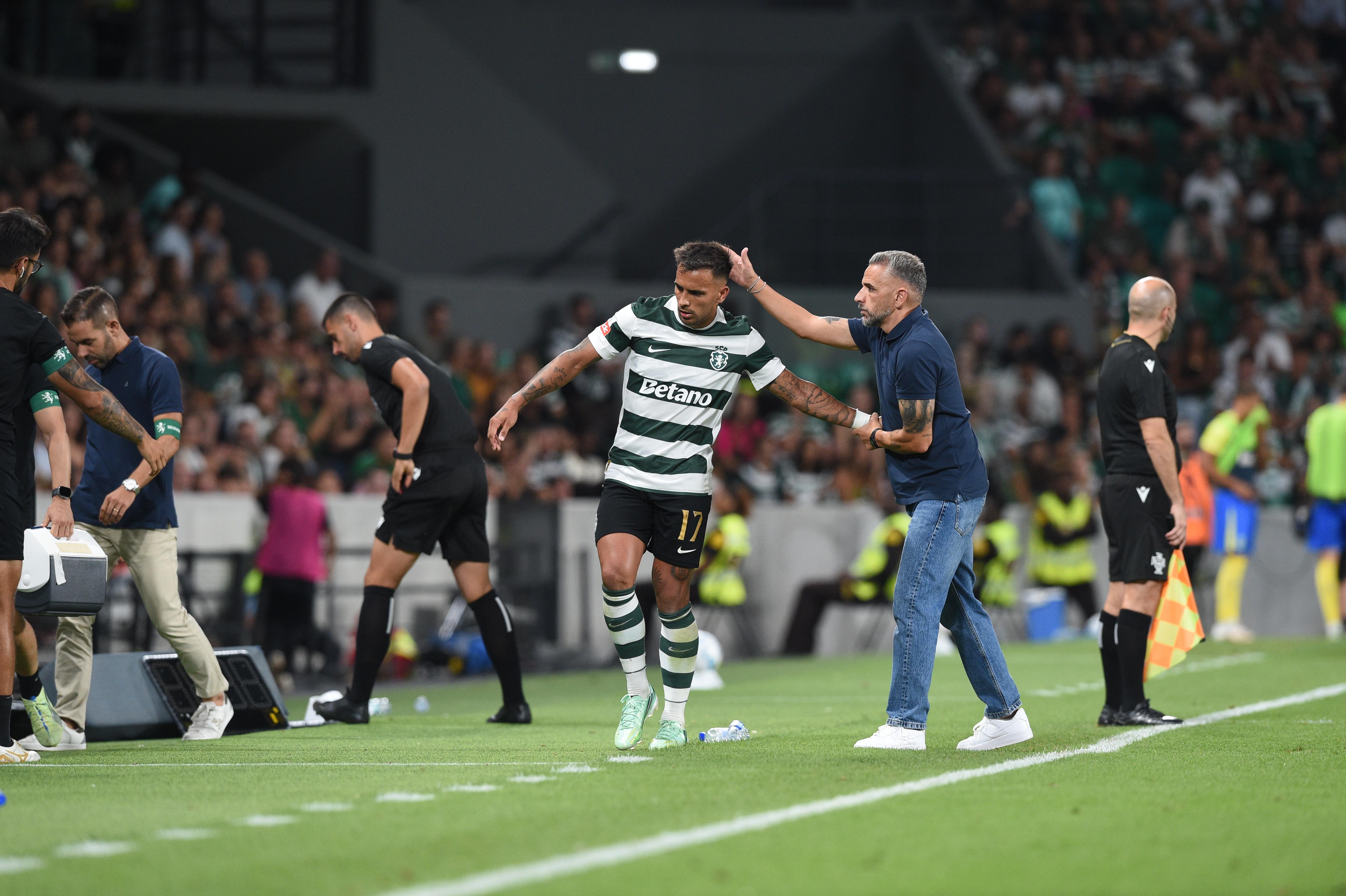 Rui Borges a tirar Zalazar de campo no Sporting-Arouca - Foto: Sérgio Miguel Santos