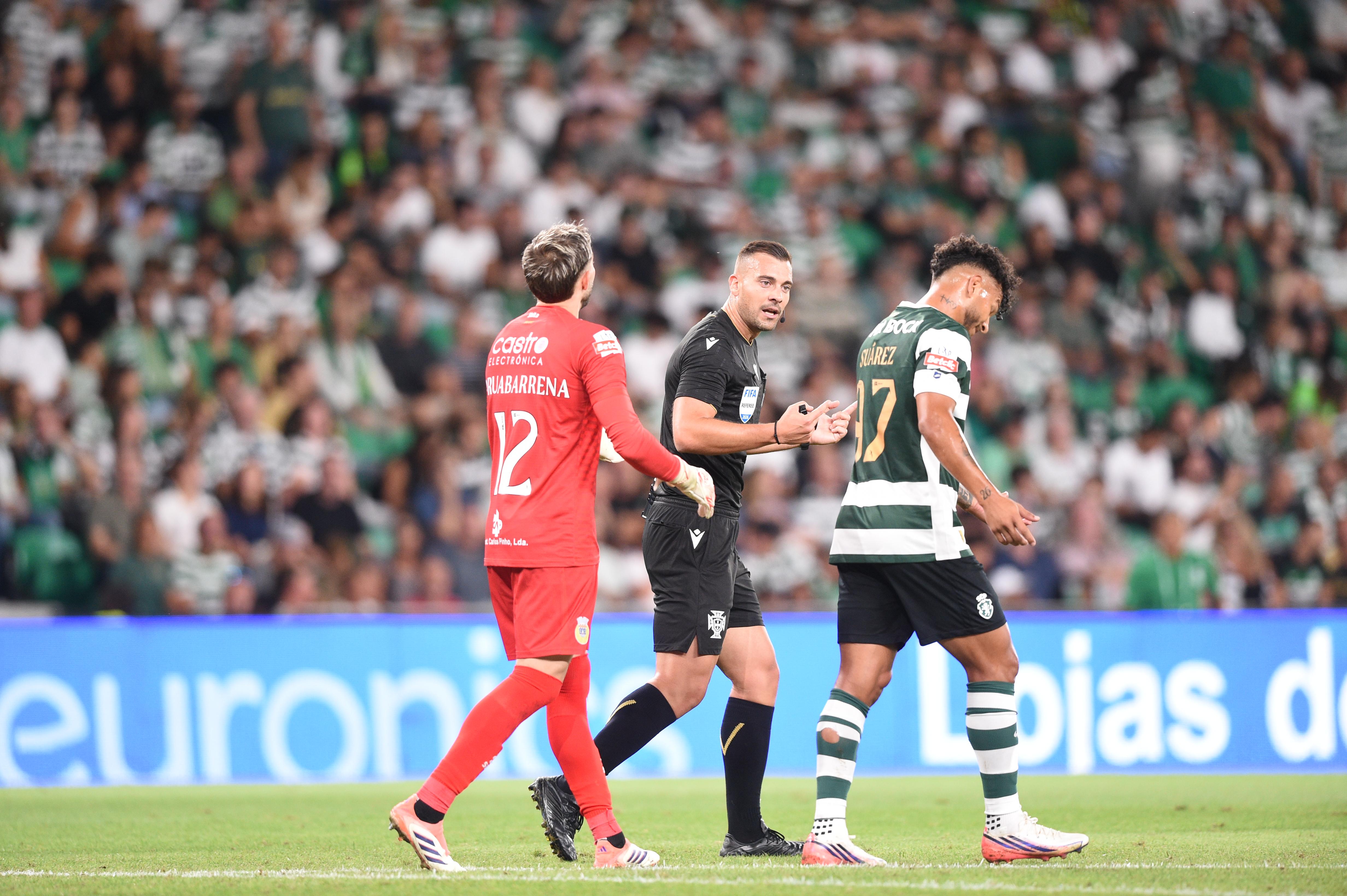 Árbitro a pedir calma a Suárez no Sporting-Arouca - Foto: Sérgio Miguel Santos