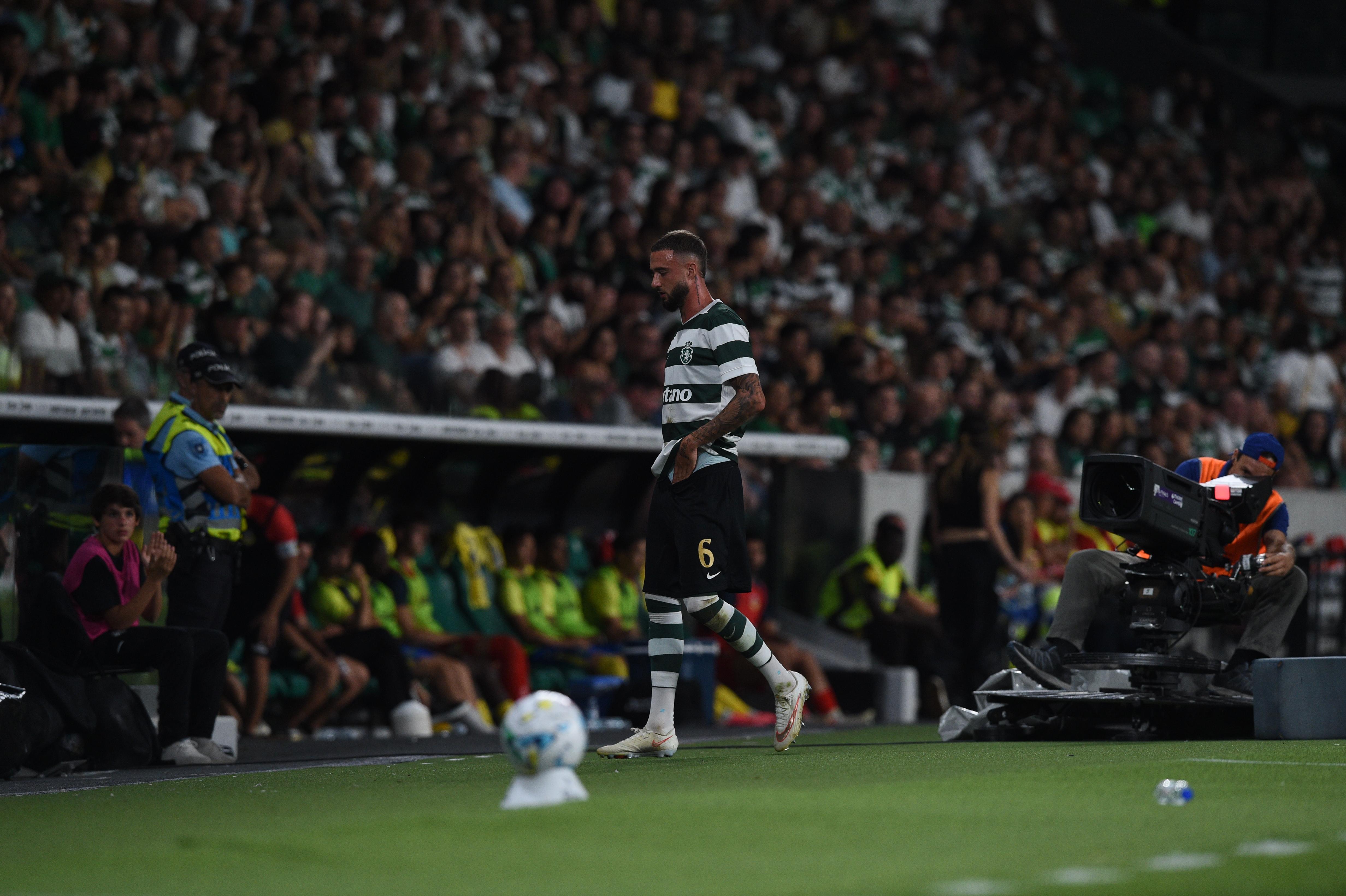 Debast a sair de campo no Sporting-Arouca - Foto: Sérgio Miguel Santos