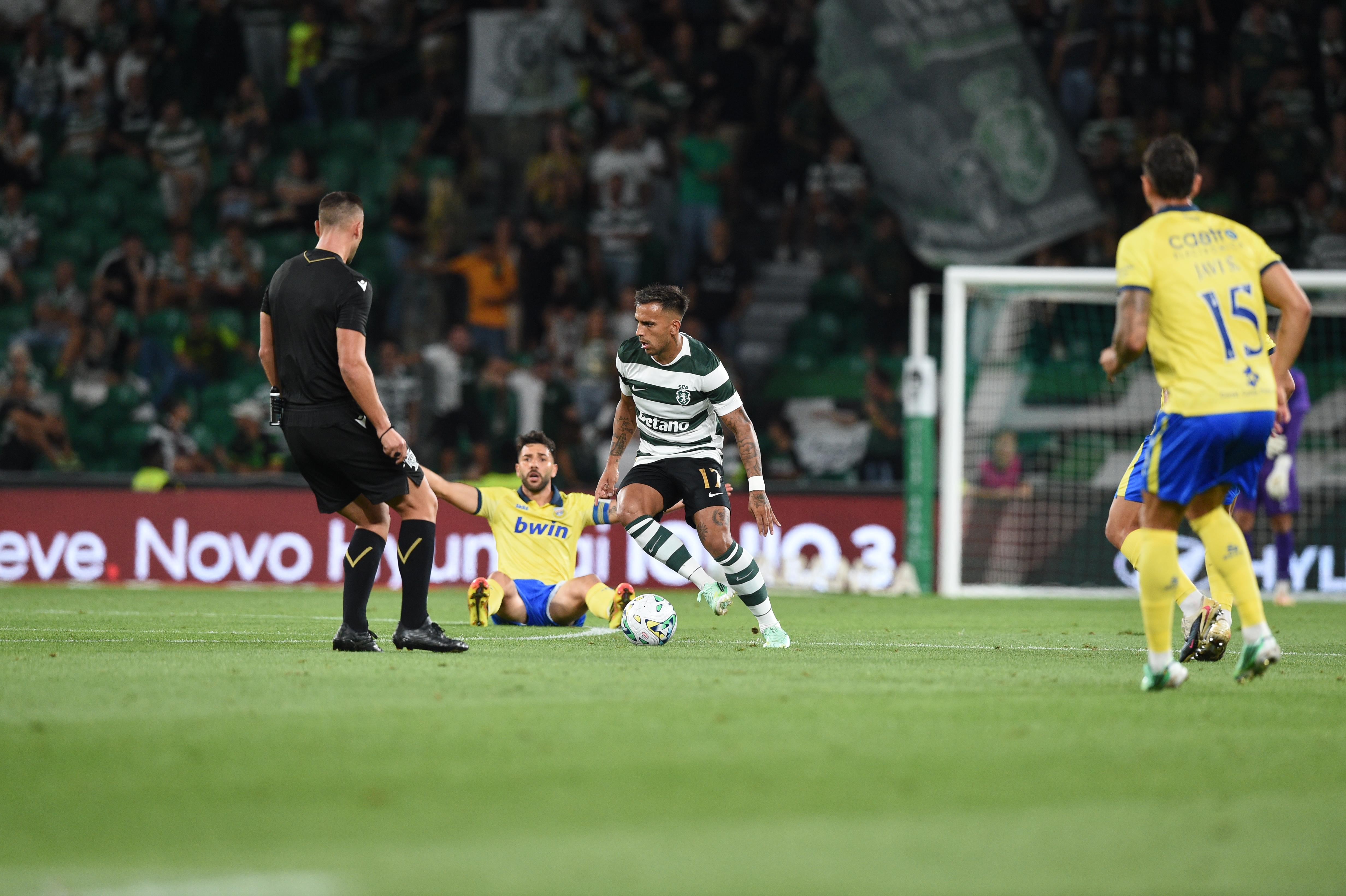 Pediu-se falta antes do golo de Suárez no Sporting-Arouca - Foto: Sérgio Miguel Santos