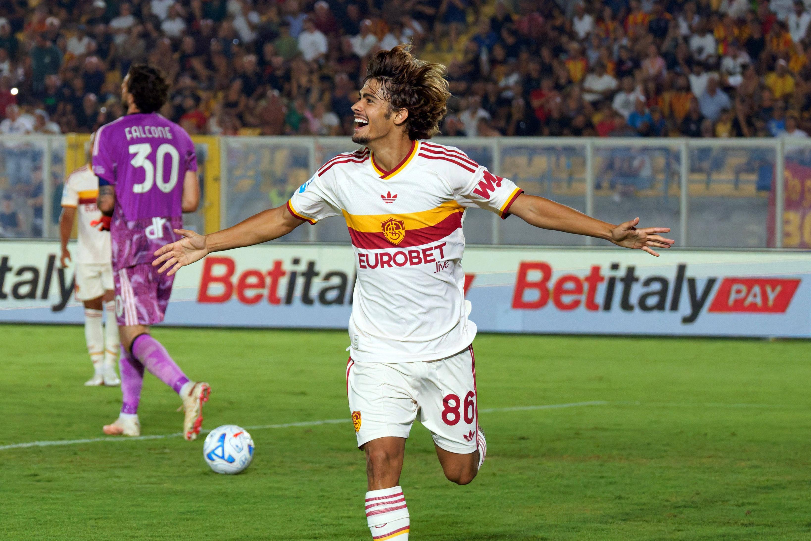 Rodrigo Mora a estrear-se a marcar pela Roma em Lecce