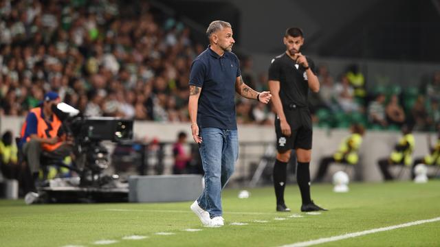Rui Borges dividiu o empate do Sporting frente ao Arouca (2-2) em dois momentos distintos, separados pela expulsão de Debast. Foto: Sérgio Miguel Santos